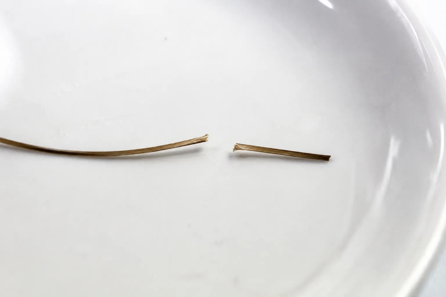 Excès de kératine : pourquoi les cheveux deviennent cassants