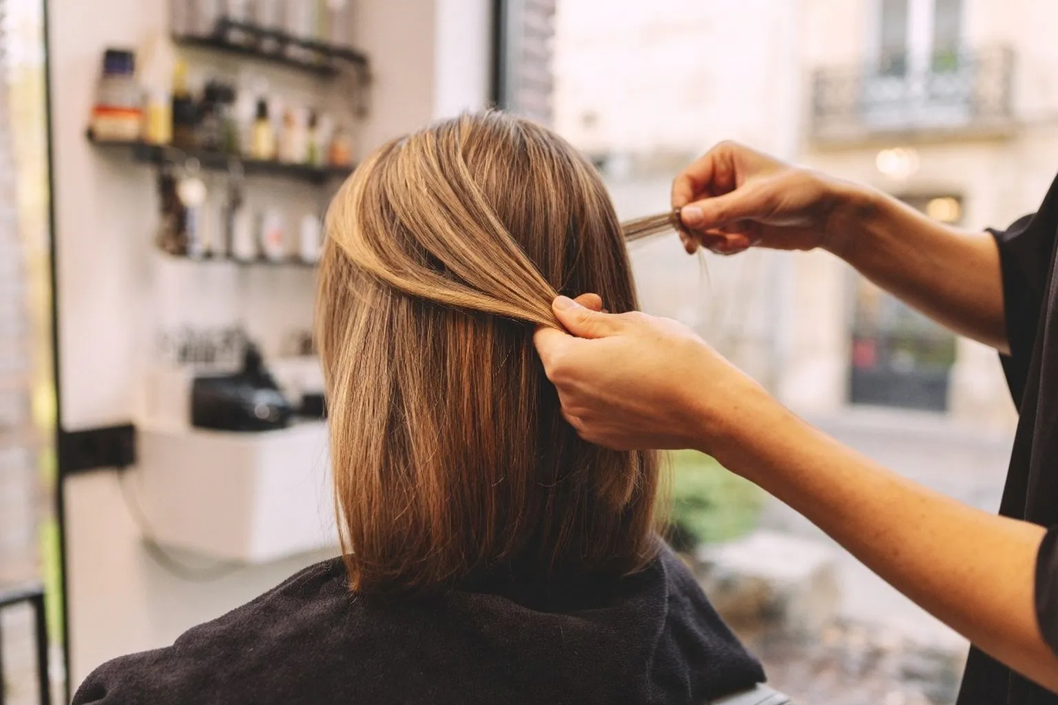 Extensions à la kératine : la méthode privilégiée pour densifier les cheveux fins