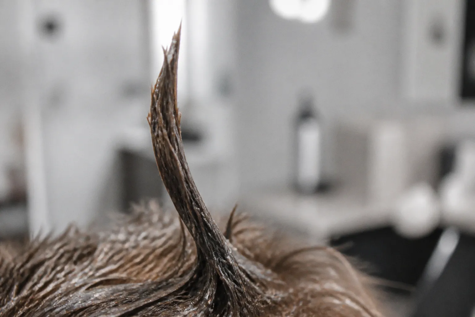 Gel sur cheveux clairsemés : retour sur un coiffage raté