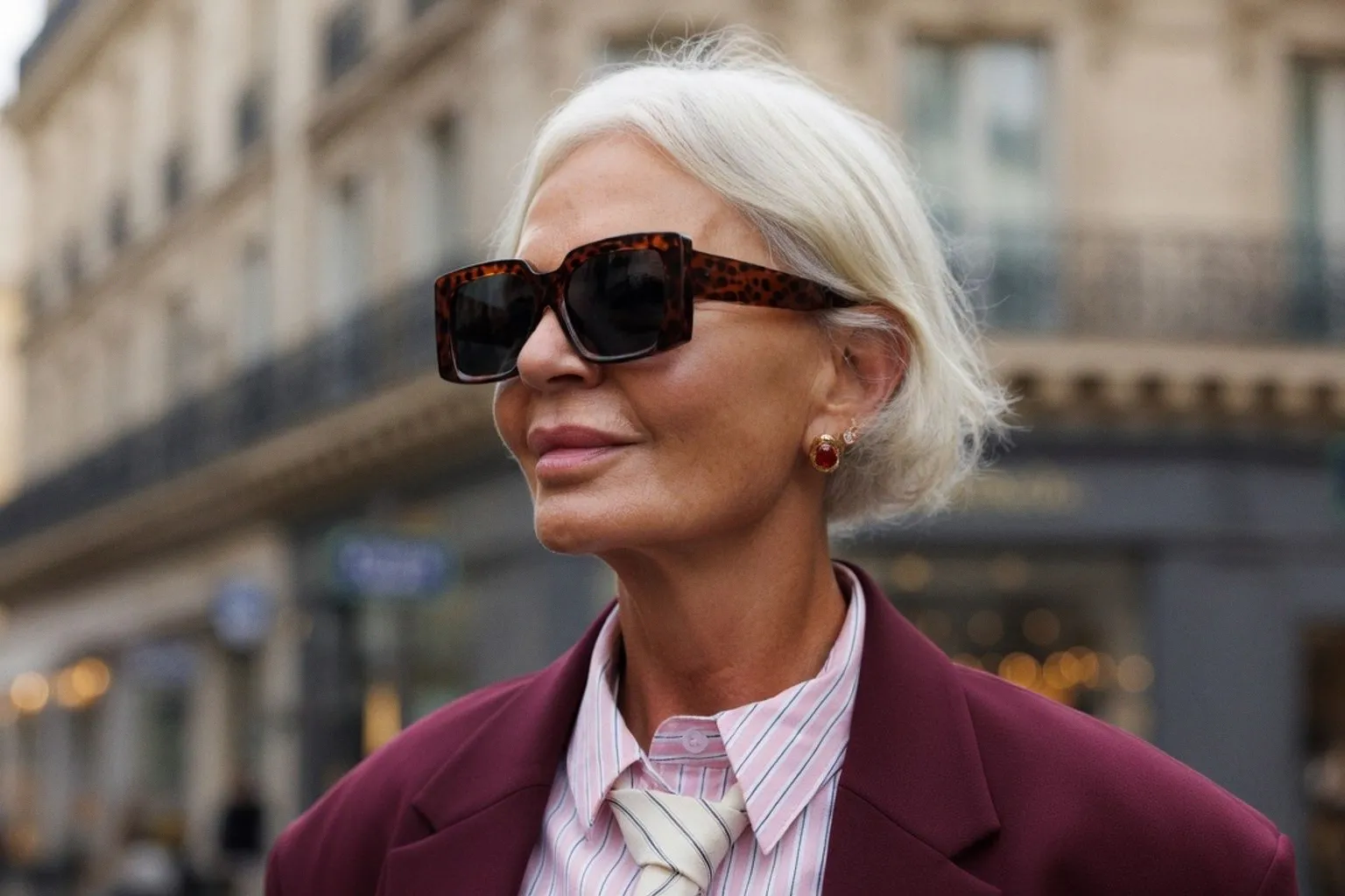 Grey blending : la technique sur mesure pour sublimer vos cheveux blancs avec élégance