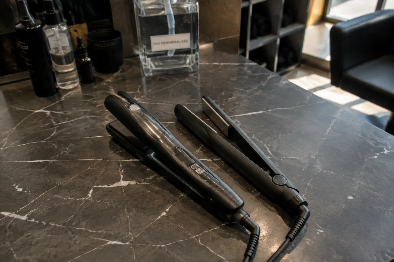 Lisseur vapeur ou plaques classiques : quel choix en salon ?