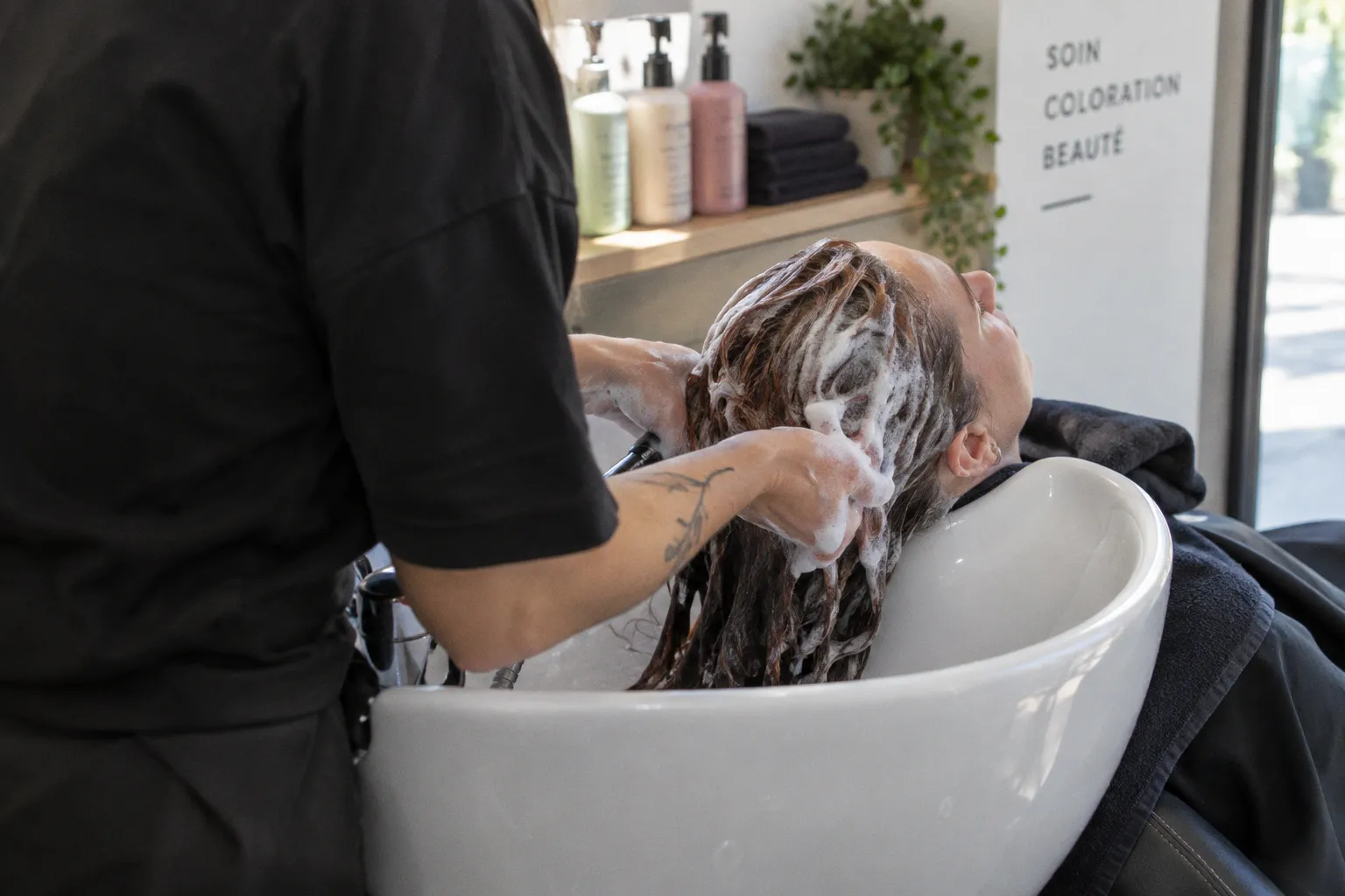 Premier lavage après coloration : le réflexe des 48 heures